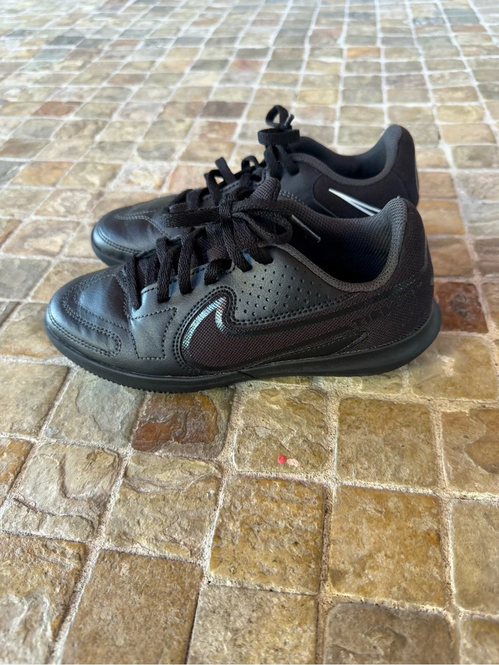 Nike kids Black Low-Top Casual Sneakers Indoor soccer sneakers